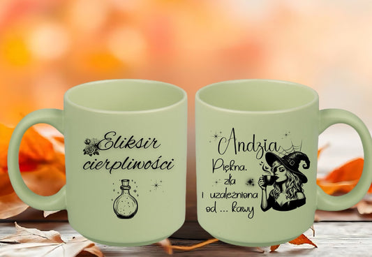 Kolorowy kubek ceramiczny z czarownicą