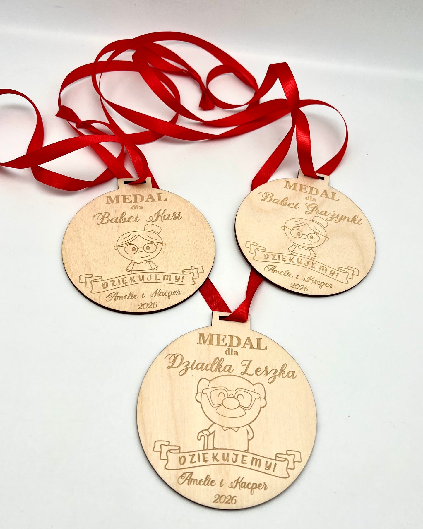 Medal na Dzień Babci i Dziadka - drewniany z czerwoną wstążką