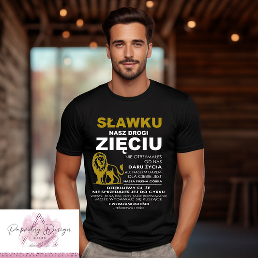 T-Shirt „Nasz drogi zięciu" weiß/gold Löwe mit Namen