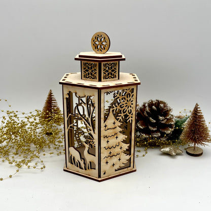 Holzlaterne mit märchenhafte Waldszene