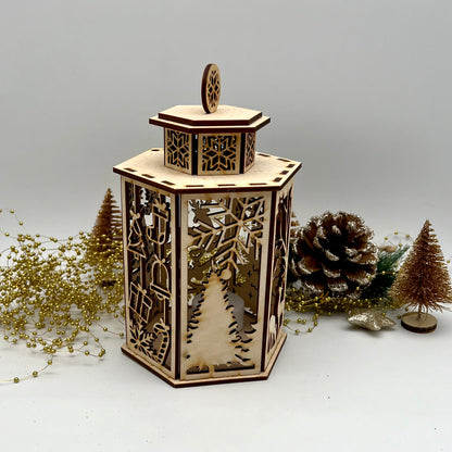 Holzlaterne mit märchenhafte Waldszene