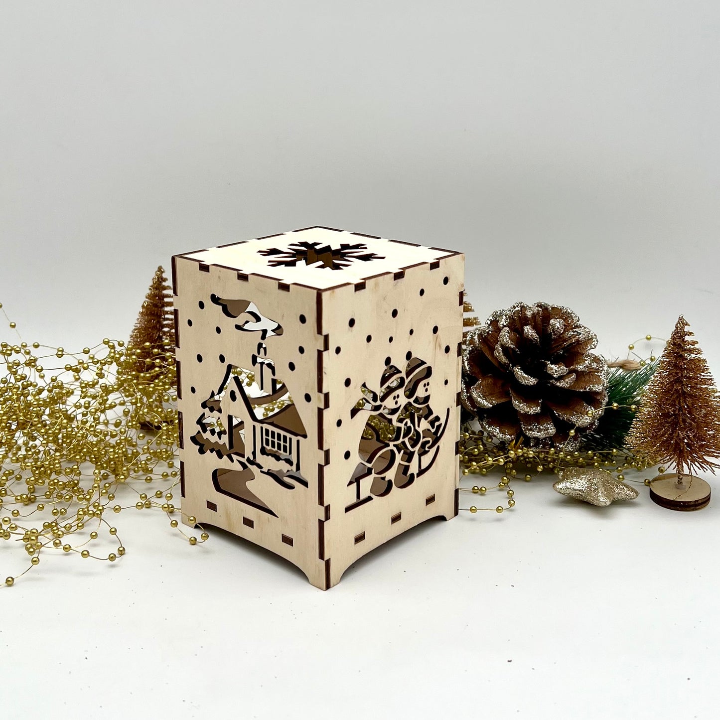 Holzlaterne mit minimalistische Winterfreude