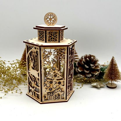 Holzlaterne mit märchenhafte Waldszene