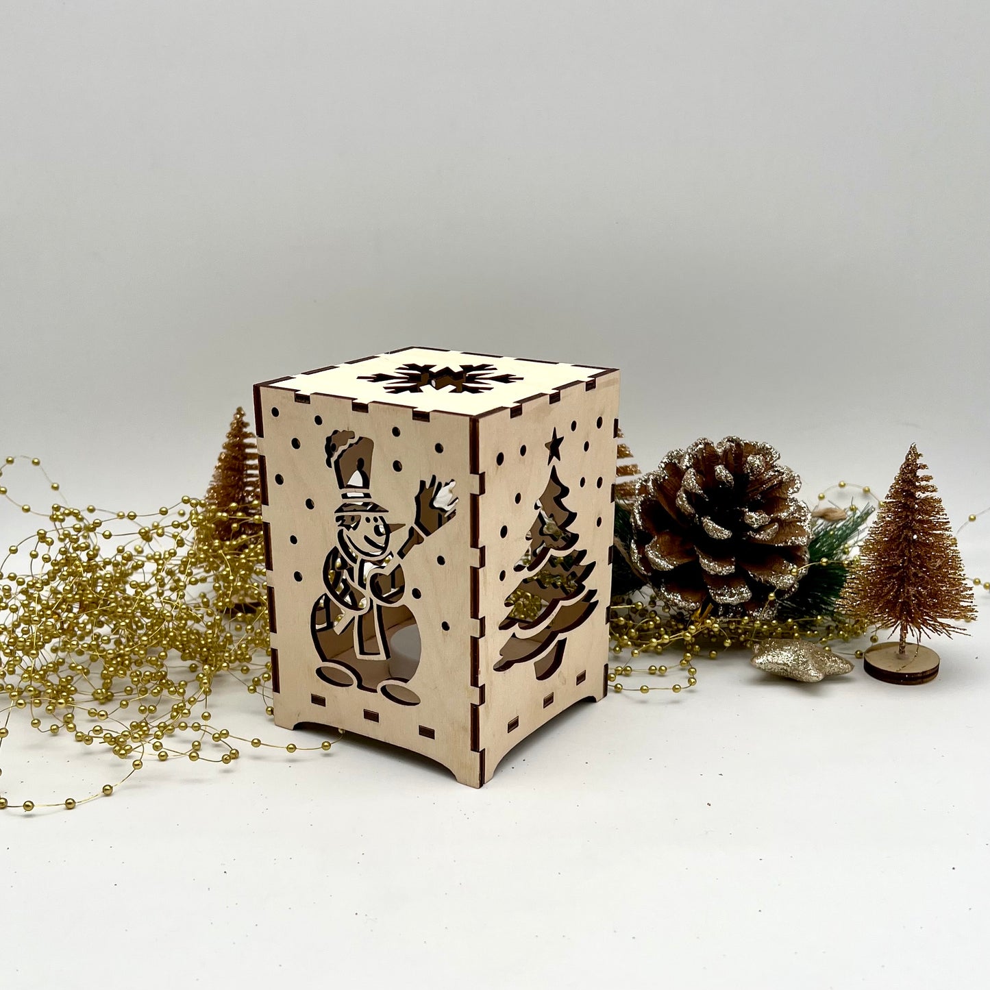 Holzlaterne mit minimalistische Winterfreude