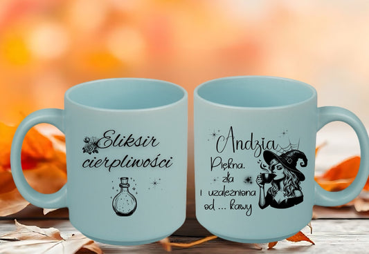 Kolorowy kubek ceramiczny z czarownicą